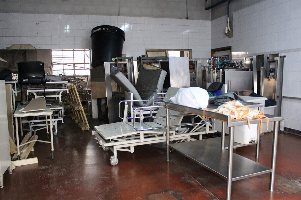 Equipos médicos abandonados en el Materno infantil. Foto: Equipo de investigación IDPC, 2022.