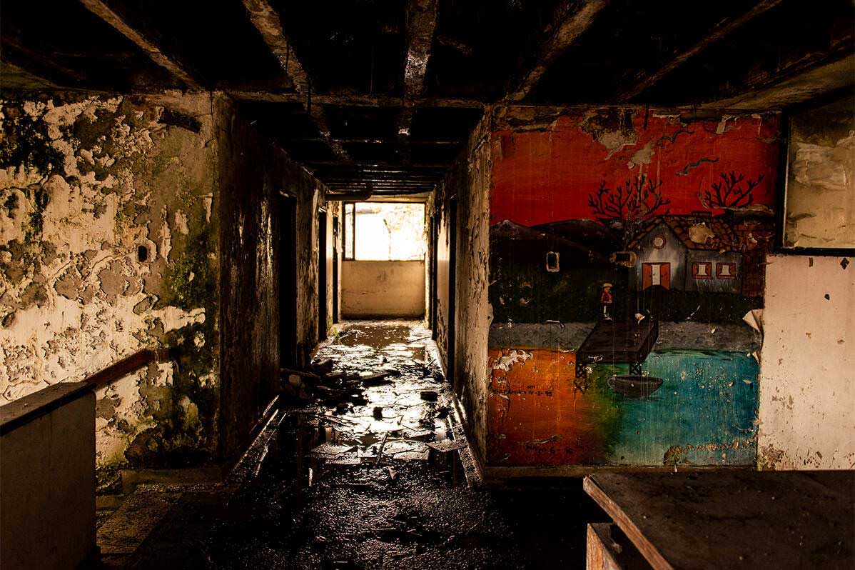 Paredes y techos con humedad en el edificio de Salud Mental. Foto: Manuel Vega, 2022.