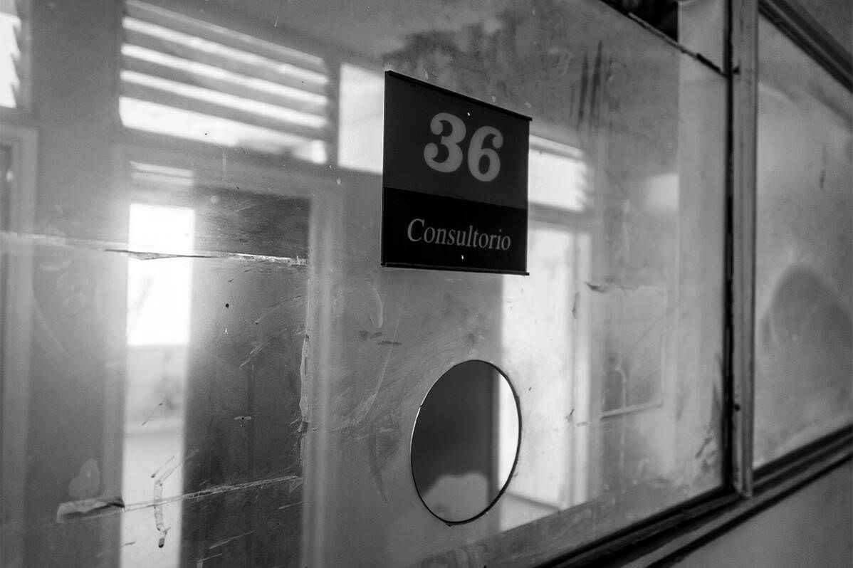 Ventana sucia de consultorio. Torre central. Foto: Manuel Vega, 2022.