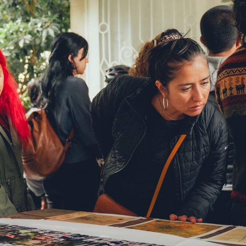Personas observan fotos antiguas del san juan de dios