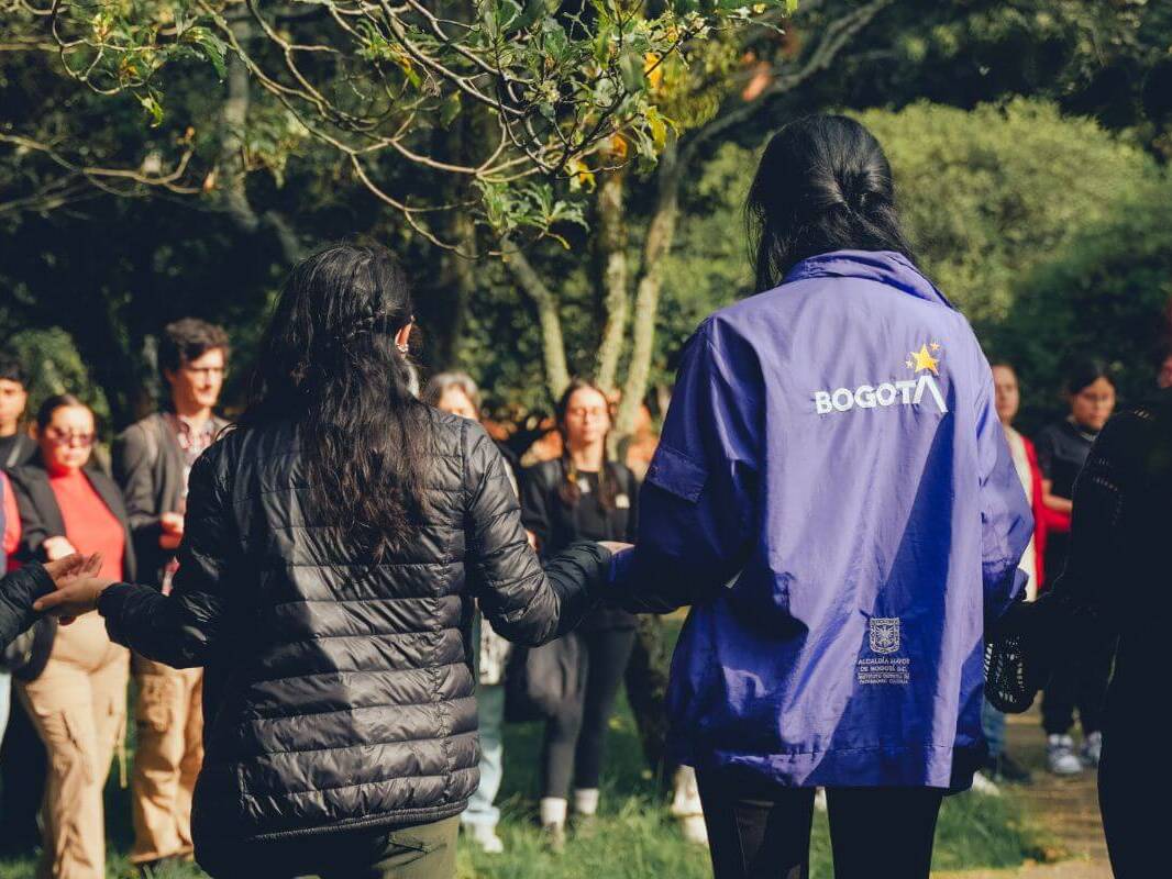 Grupo de personas se toma de las manos durante recorrido por el san juan de dios