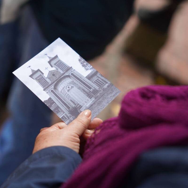 una mano sostiene una foto antigua
