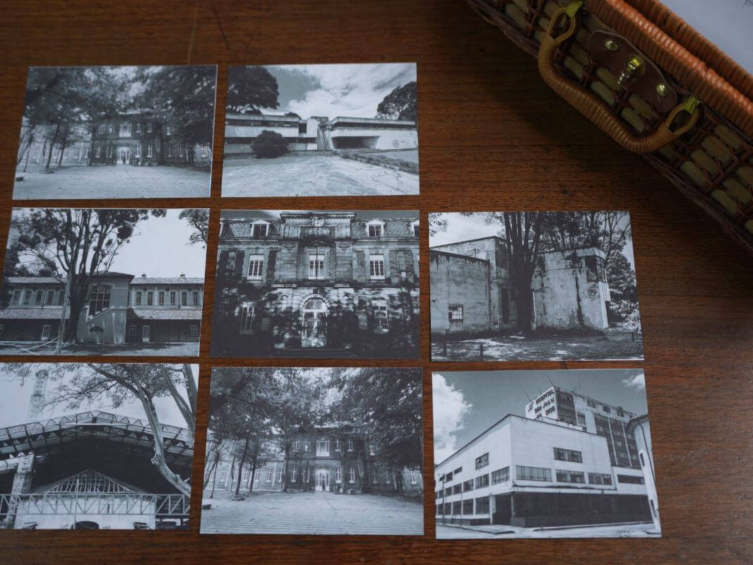 8 fotos antiguas el san juan de dios sobre una mesa