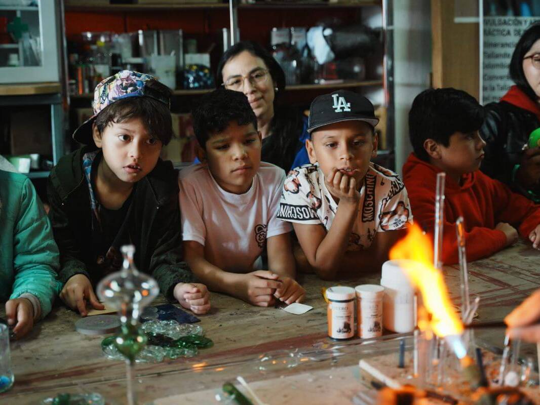 Grupo de niños observa un soplete