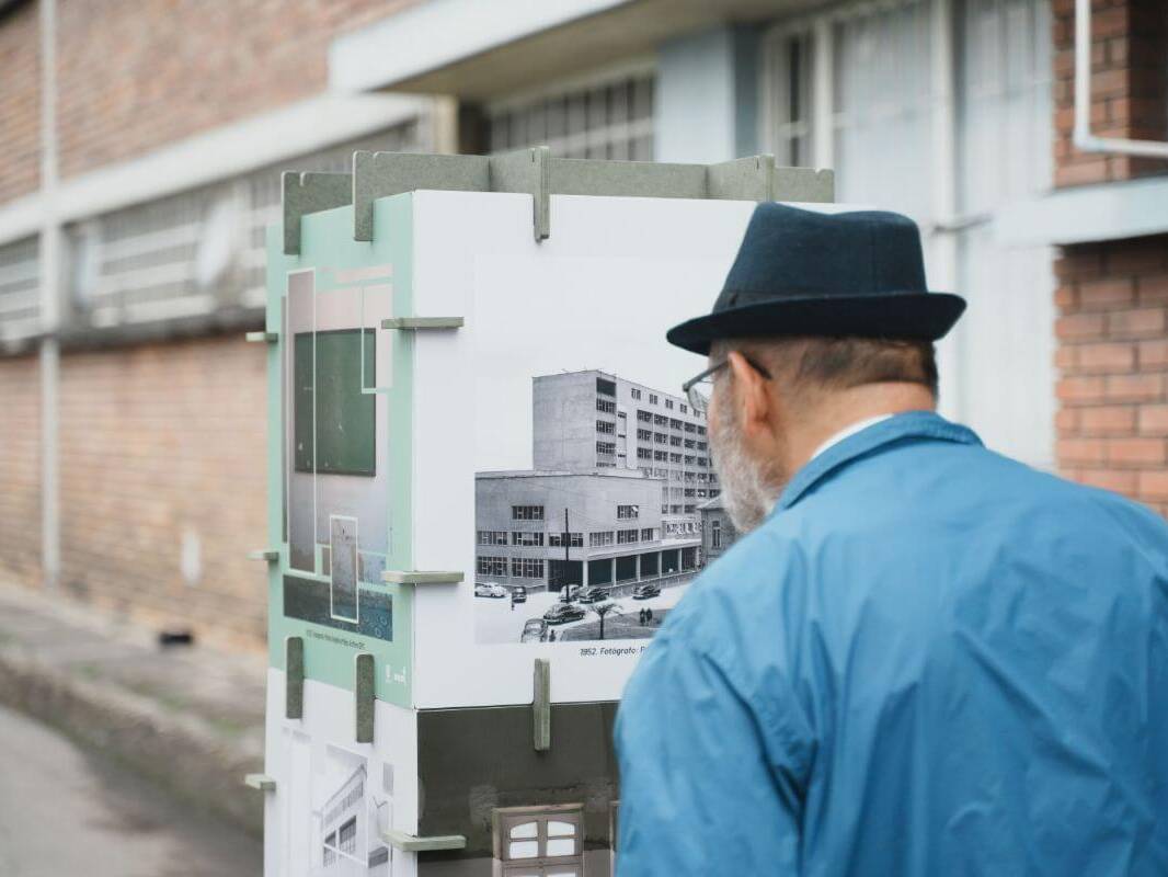 Hombre mira una foto antigua del San juan de dios