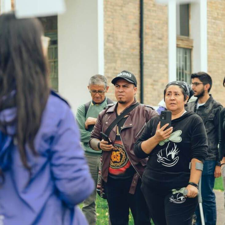 Mujer se dirije a los asistentes del recorrido por el San Juan de Dios