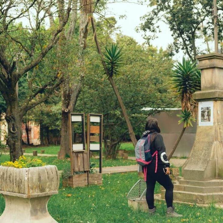 mujer observa un monumento