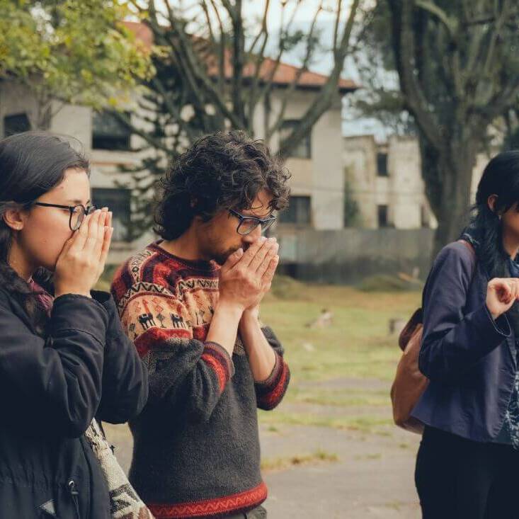 Personas con las manos sobre nariz y boca en recorrido por el San Juan de Dios