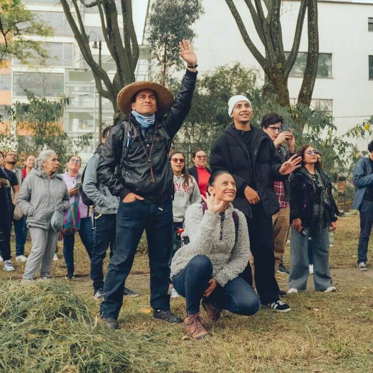Personas saludan con la mano en recorrido por el San Juan de Dios