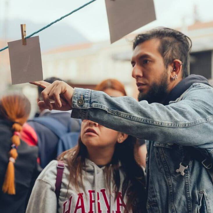 Asistentes al recorrido observan fotos antiguas del San juan de dios