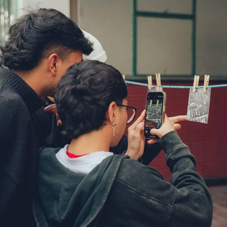 Personas toman una foto con un celular