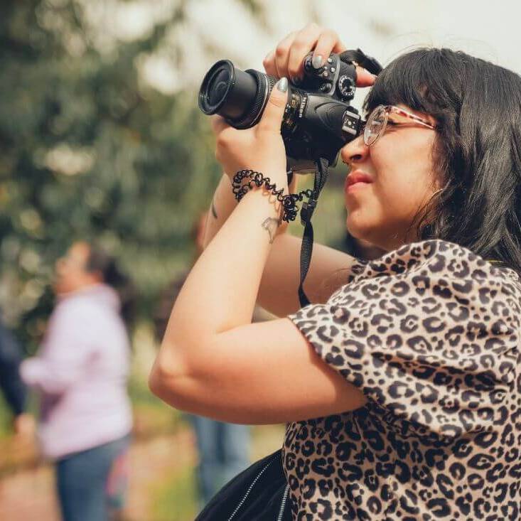 Fotografa tomando una foto