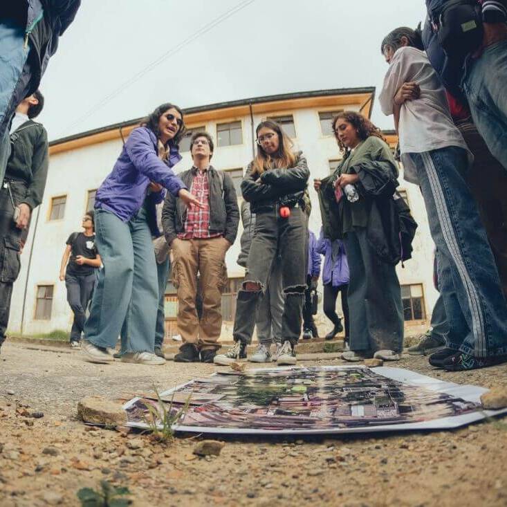 Personas observan un mapa del san juan de dios
