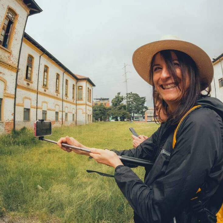 Mujer sonrie tomandose una selfie en el san juan de dios