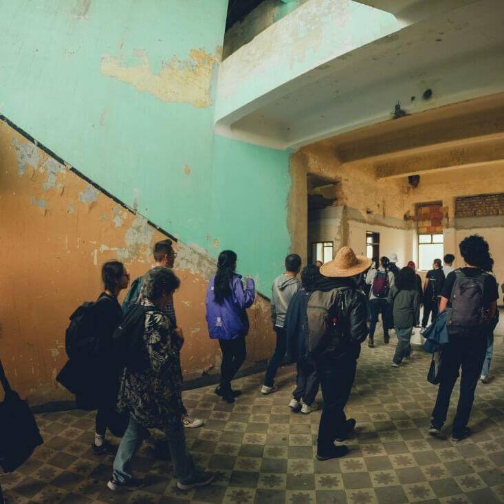 Personas en recorrido por dentro de uno de los edificios del San Juan de Dios