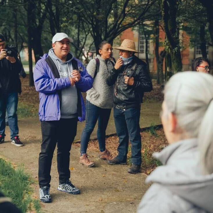 Hombre del IDPC se dirige a los asistentes del recorrido por el San Juan de dios