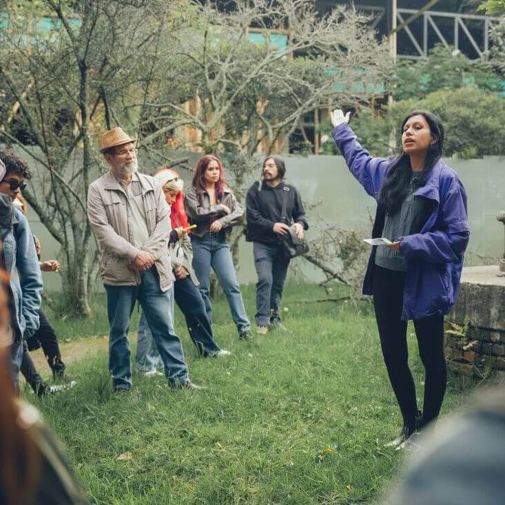 Guia muestra uno de los edificios del San juan de dios