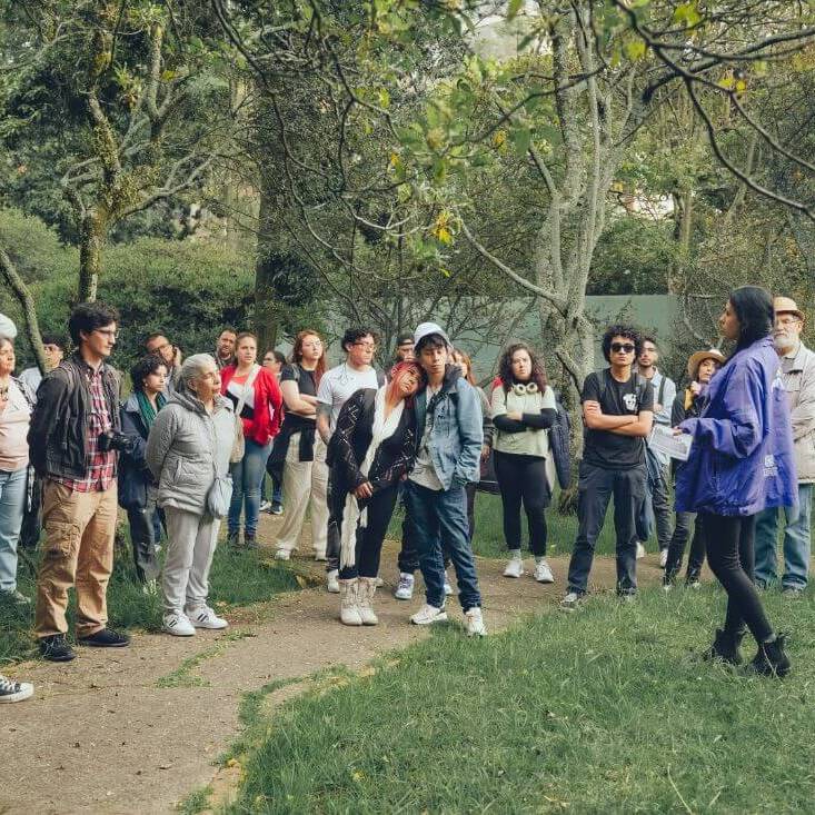 Guia hablando con los asistentes del recorrido del san juan de dios
