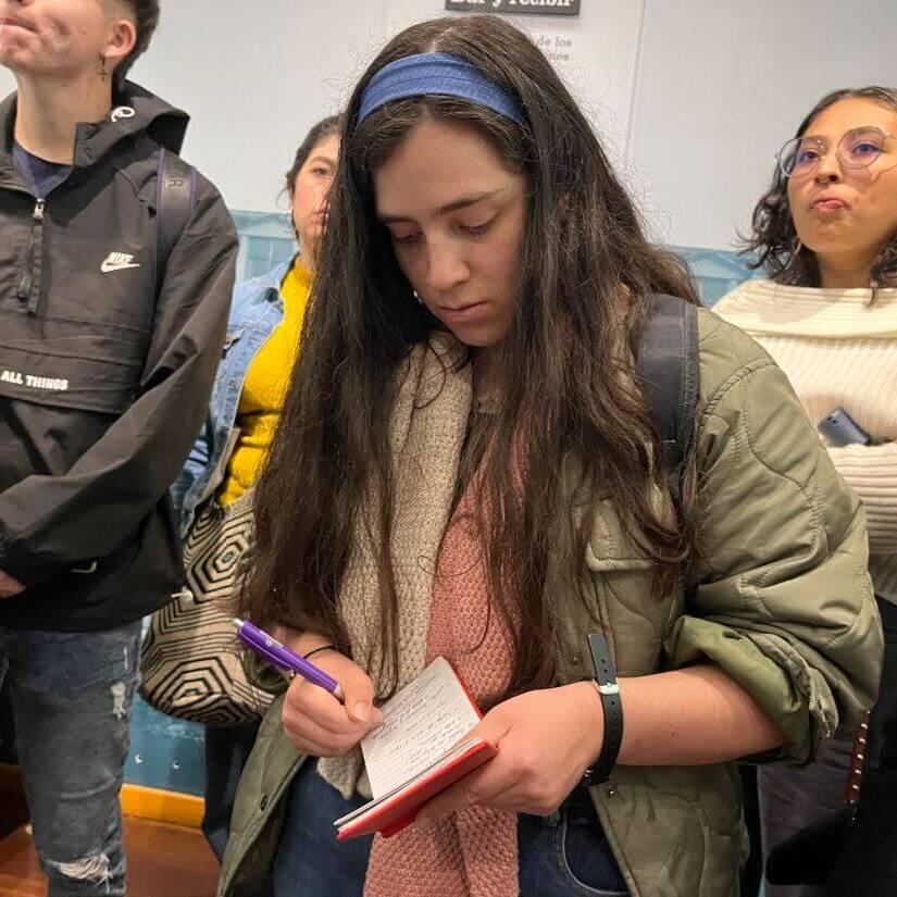 Mujer anotando en una libreta