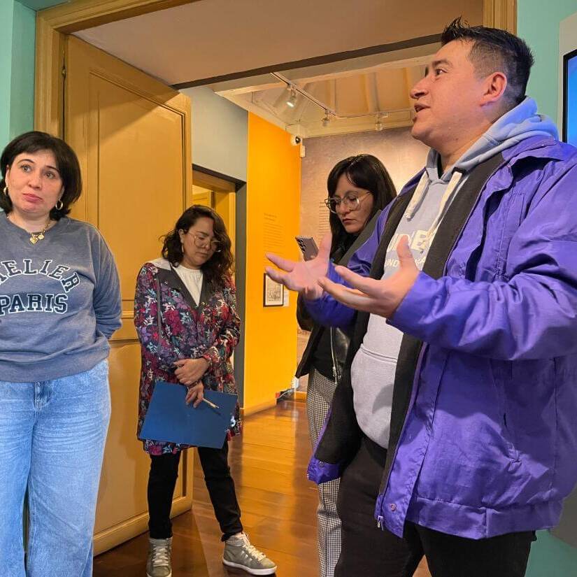 Funcionario del IDPC se dirige al publico durante evento de dialogo