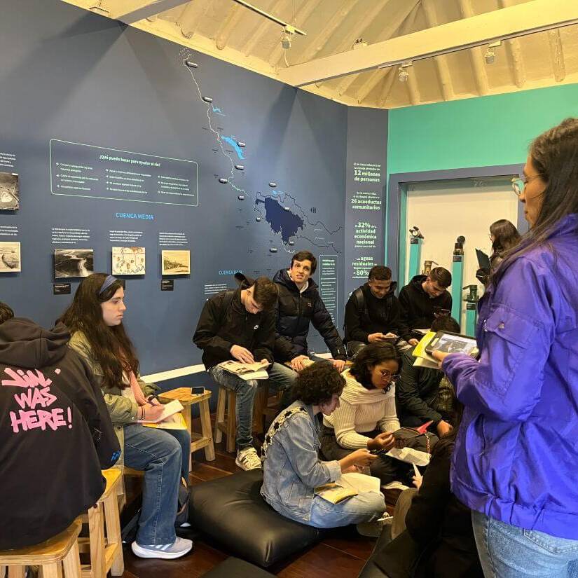 Guia se dirige al grupo de personas que estan leyendo el fanzine