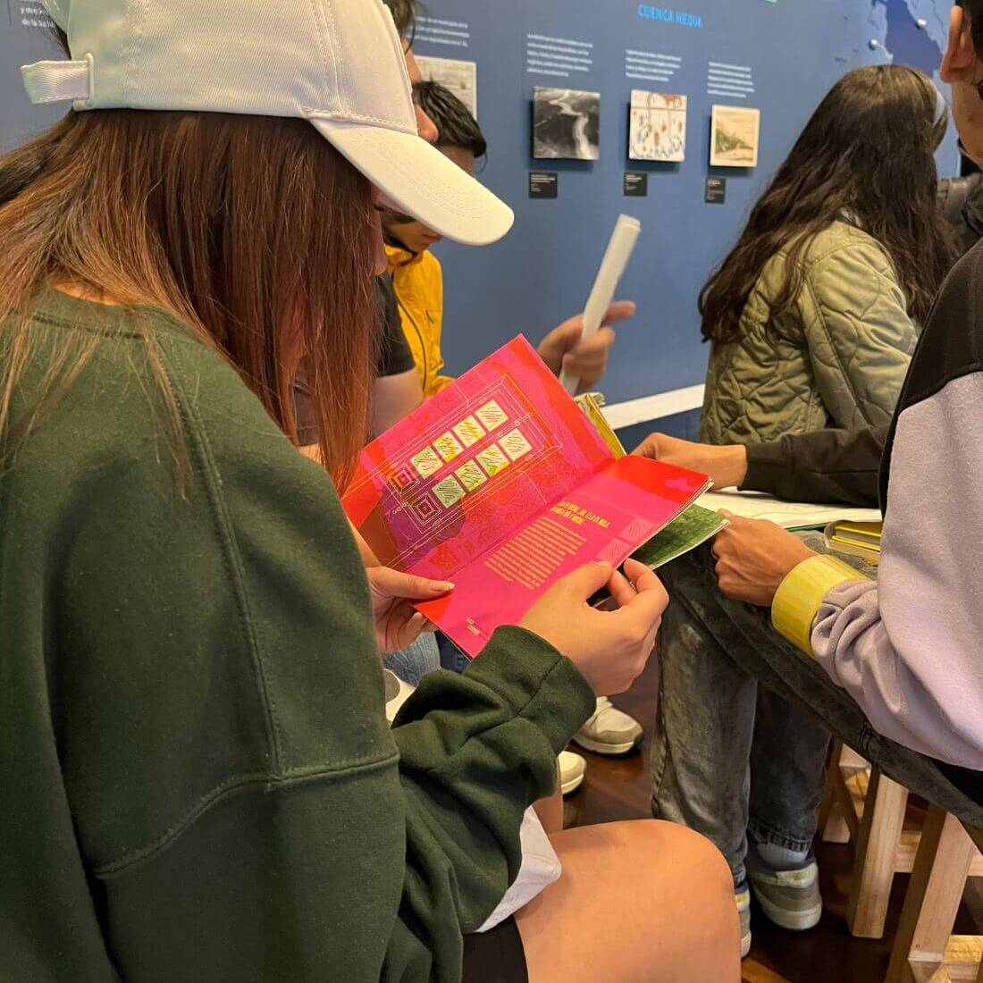 Personas leyendo el fanzine