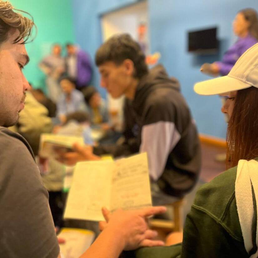 Vista posterior de una pareja viendo el fanzine