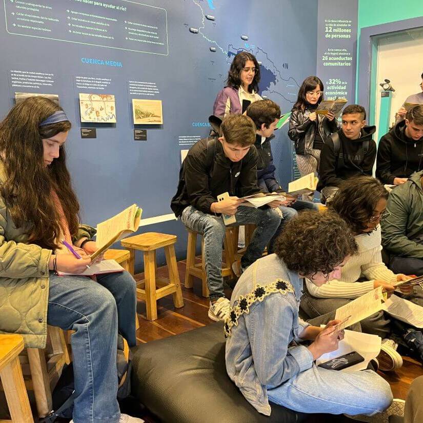 Grupo de personas lee el fanzine del san juan de dios