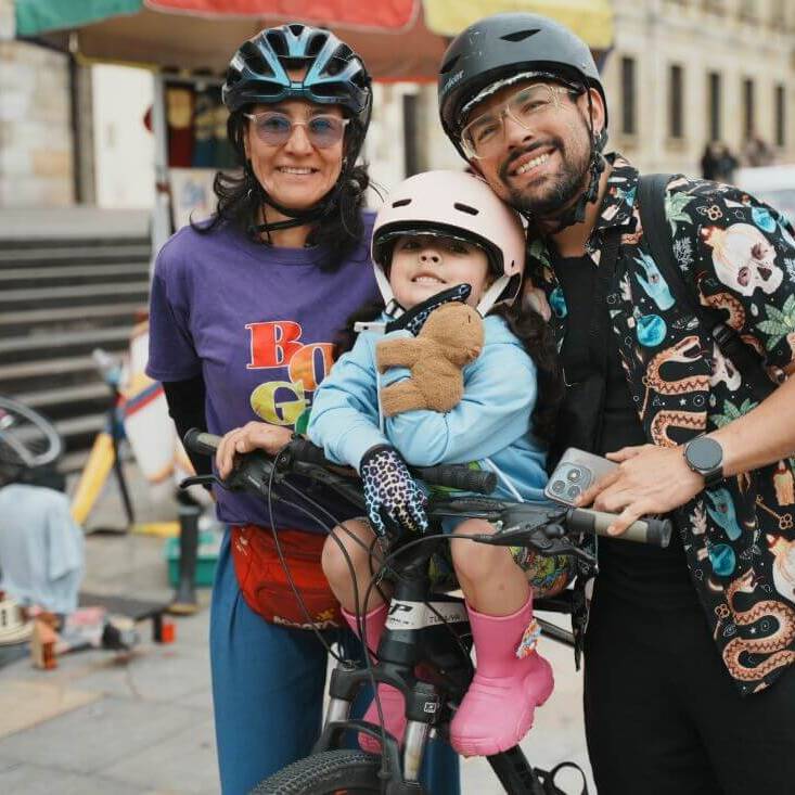 Familia participante del bicirecorrido sonriendo