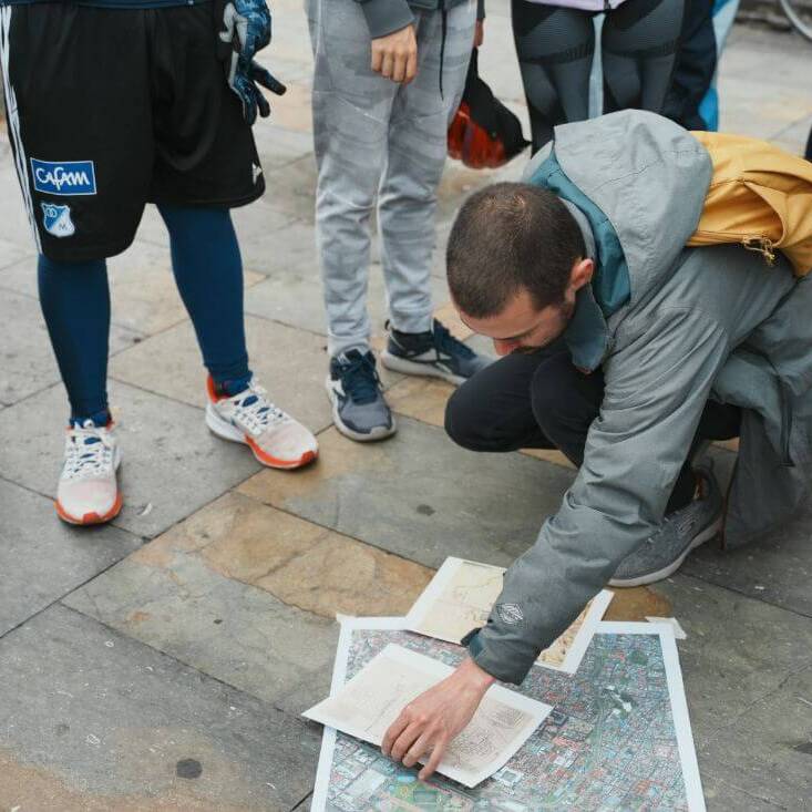 Hombre acomoda imagenes sobre mapa del barrio