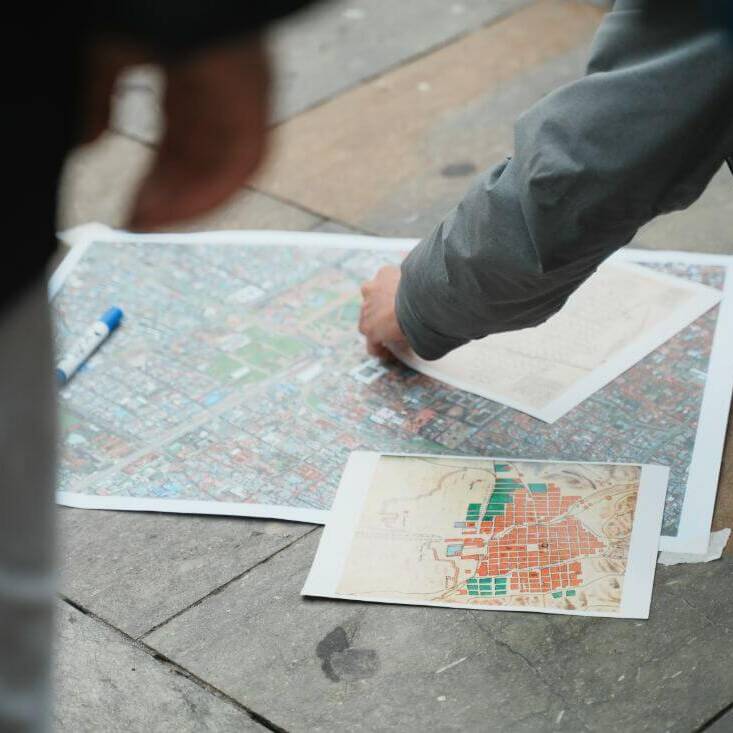 manos interactuan con un mapa del San Juan de Dios y sus barrios aledaños