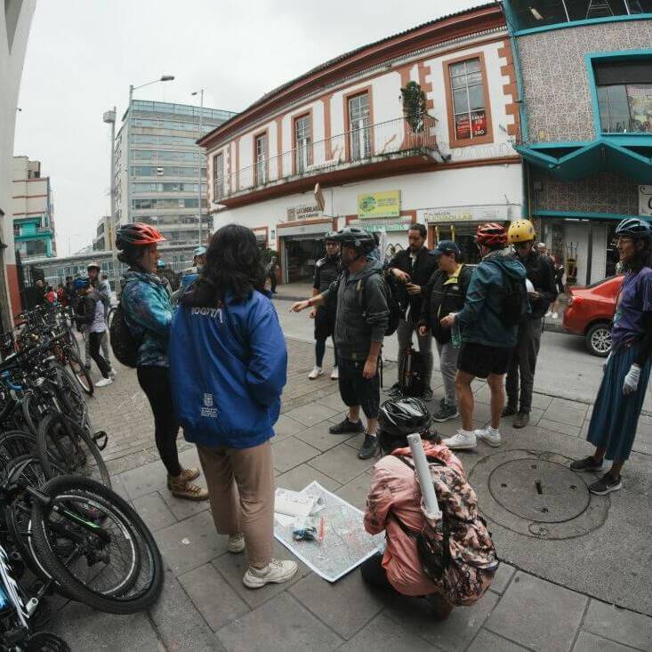 Grupo de personas participa en el bicirecorrido