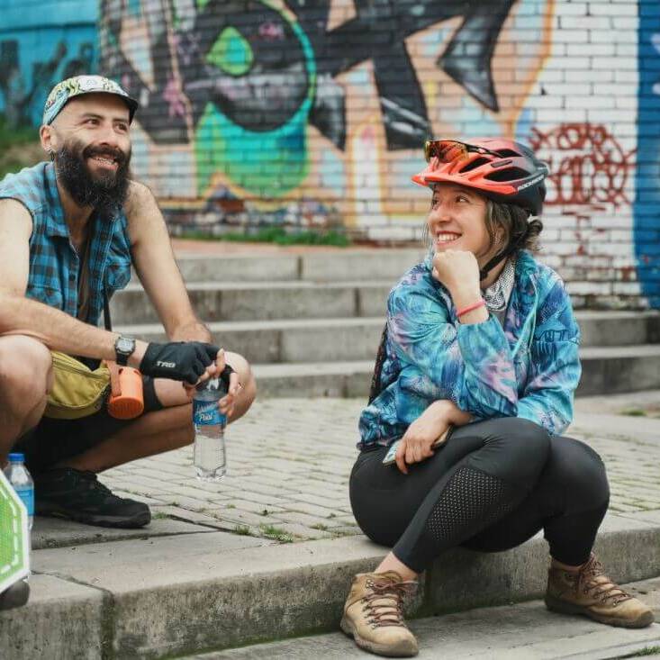 Grupo de personas sonrie en bicirecorrido