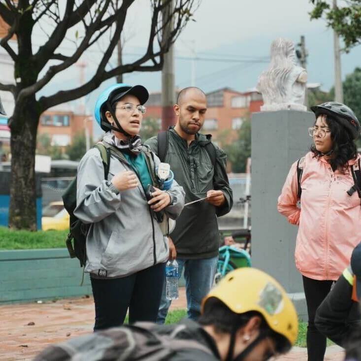 Mujer se dirige a grupo de personas durante Bicirecorrido
