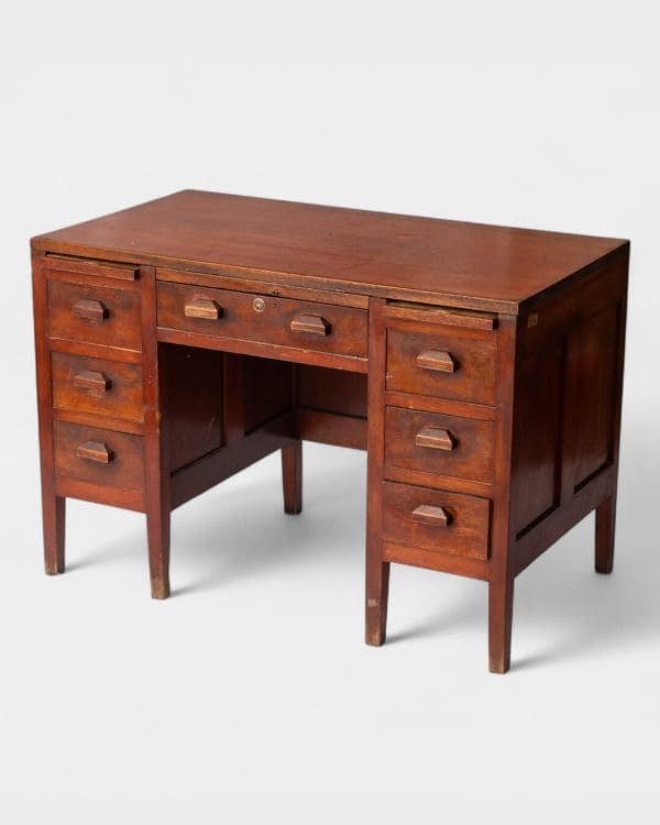 Escritorio y silla de la curia