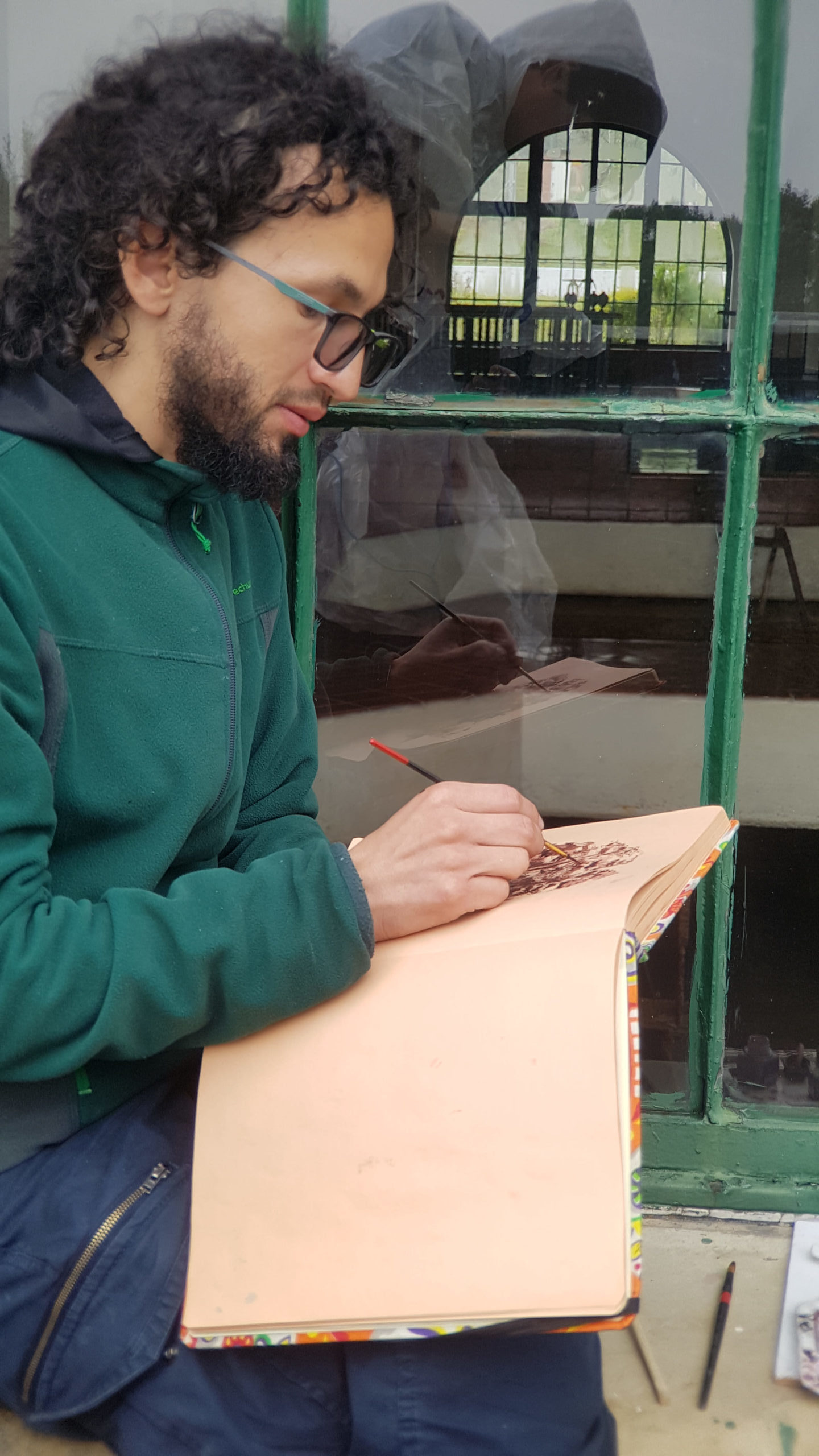 Hombre dibujando sobre un libro