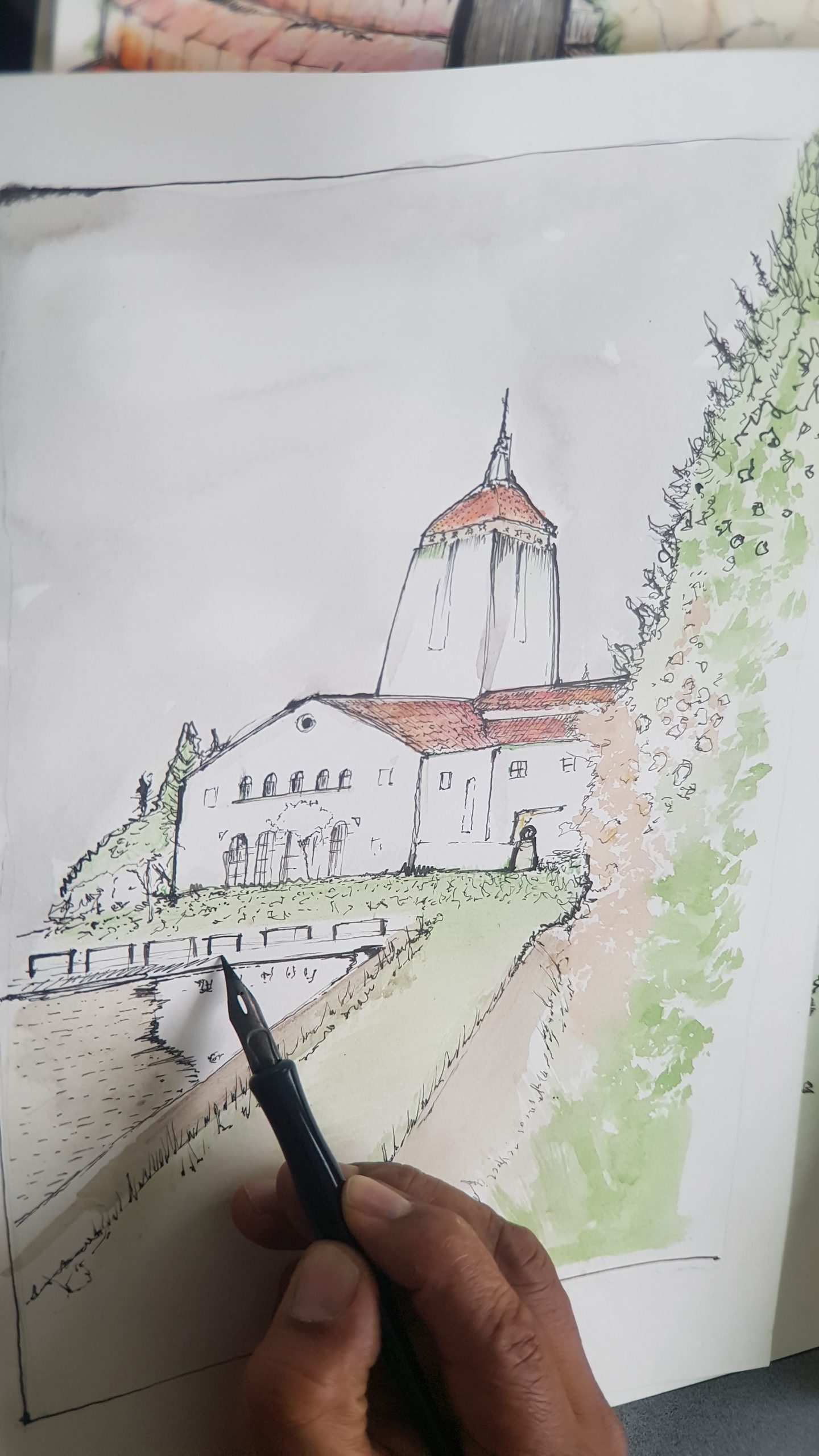 Persona dibujando a color una parroquia