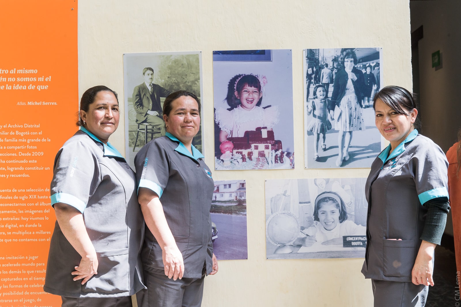 Tres mujeres en la exposición Temporal Álbum Familiar en la sede Casa Sámano del Museo de Bogotá