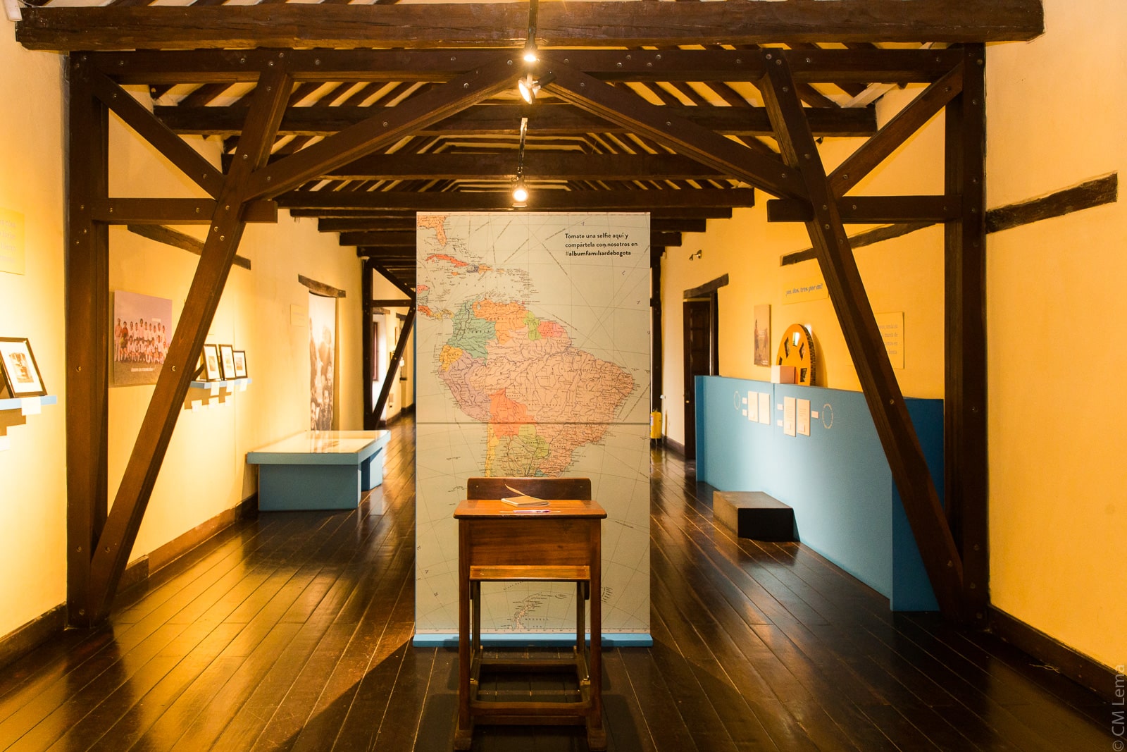 Backing que muestra el mapa político de Sur América en la exposición Temporal Album Familiar en la sede Casa Sámano del Museo de Bogotá