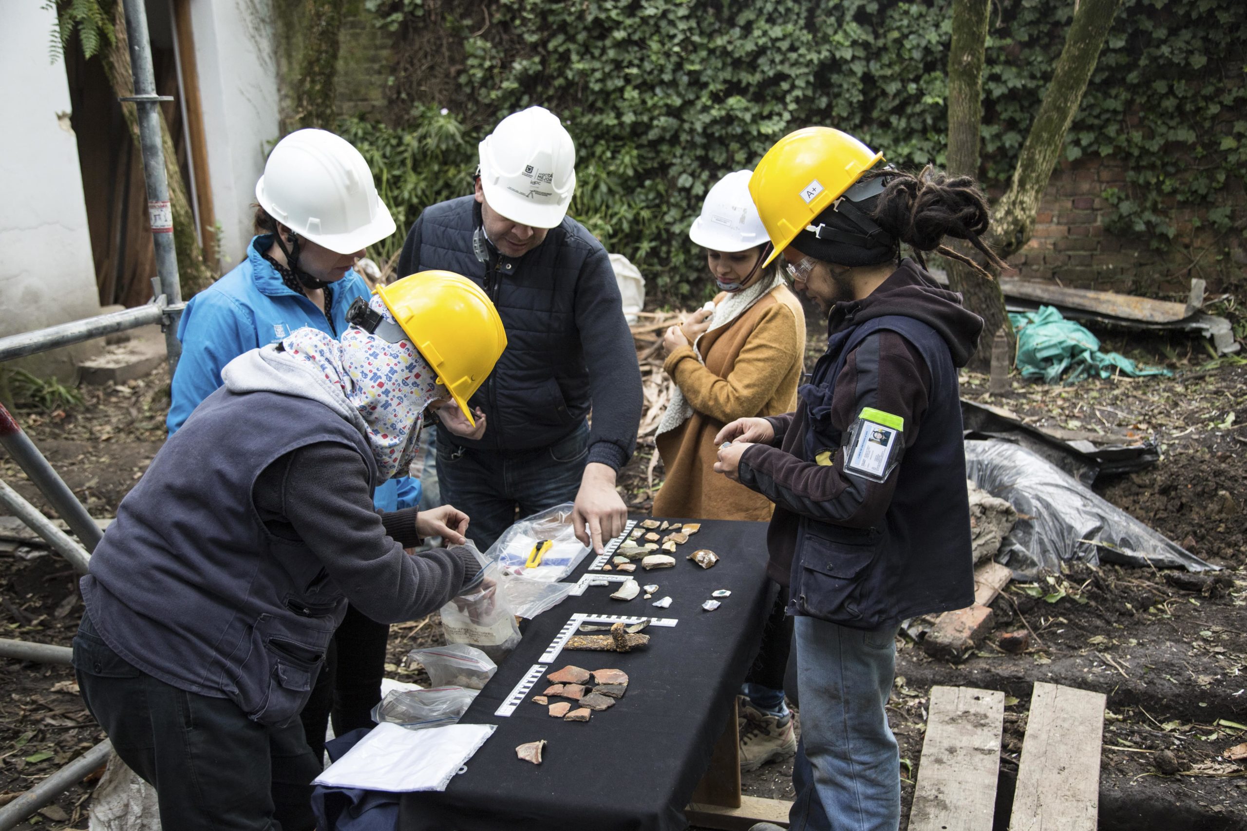 Equipo de personas con elementos arqueológicos encontrados en Genoveva