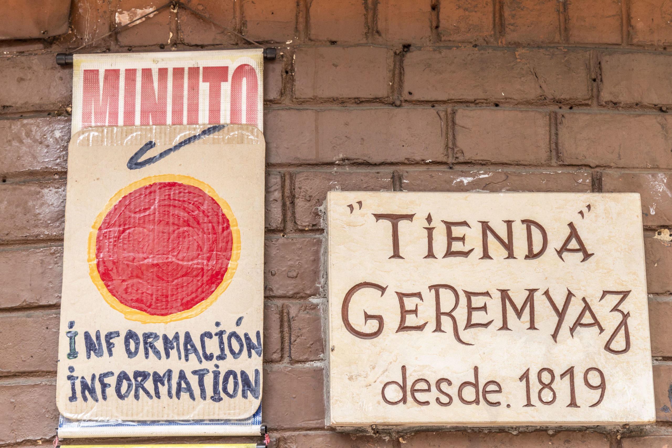 Dos avisos informativos en la fachada de la tienda Geremyaz