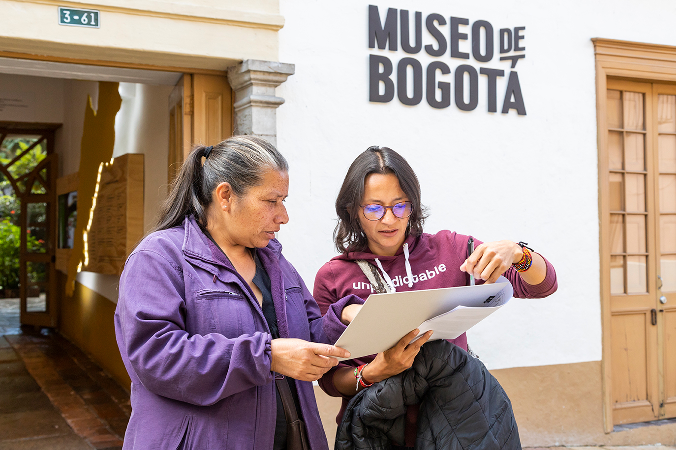 Dos mujeres frente al Museo de Bogotá