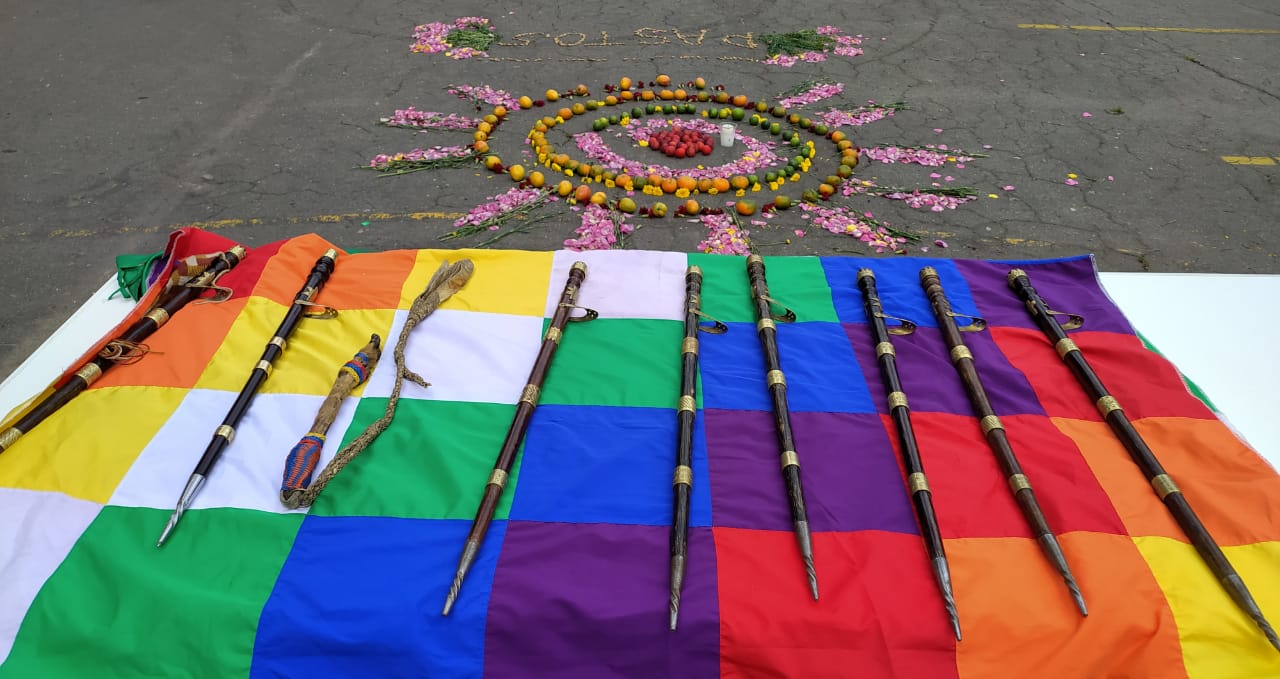 Bandera y accesorios pertenecientes a la minga