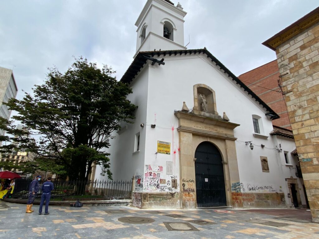 image enlucimiento de la fachada de la Iglesia de la Veracruz