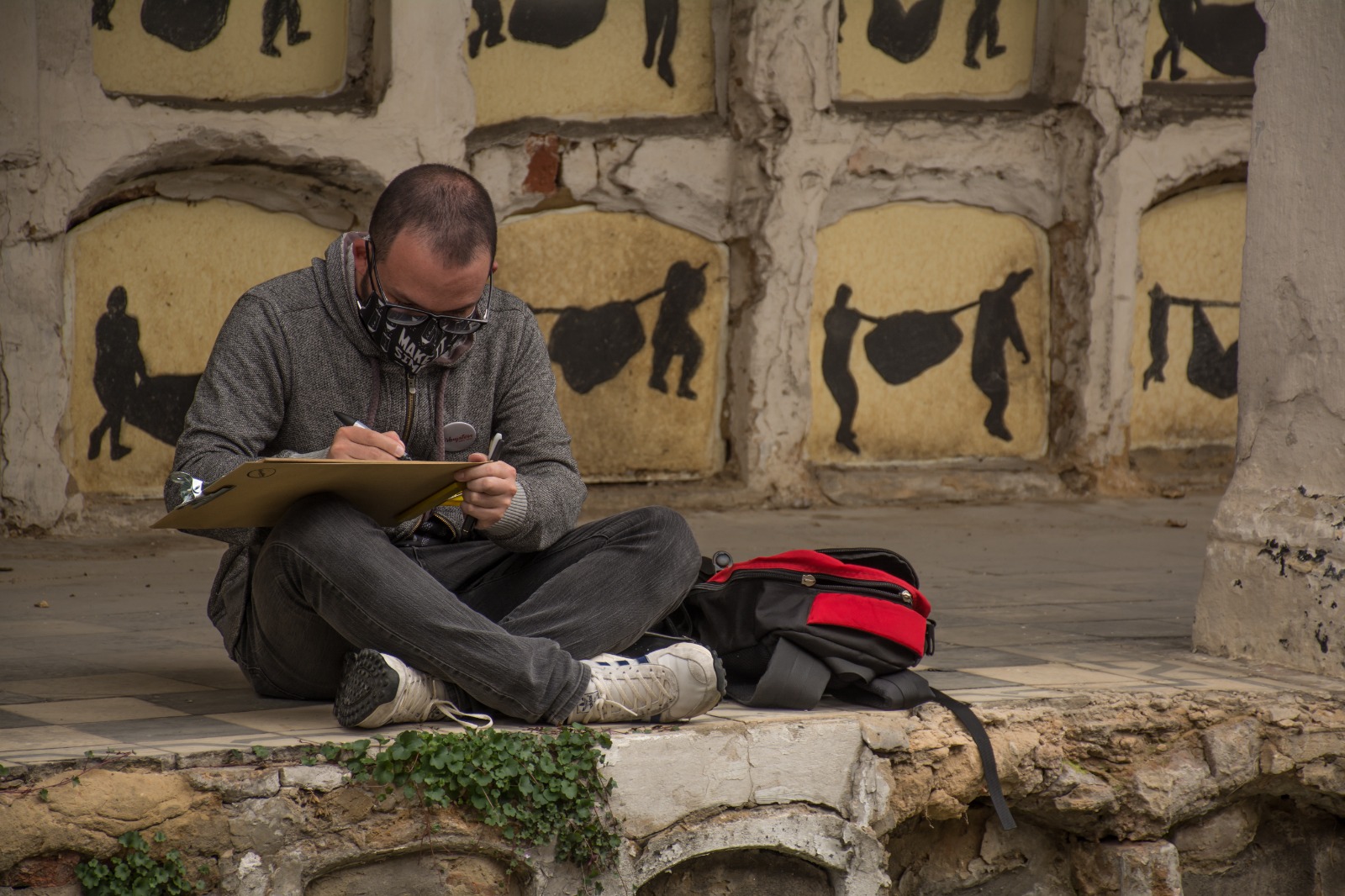 Hombre participando de la dibujatón en Columbarios