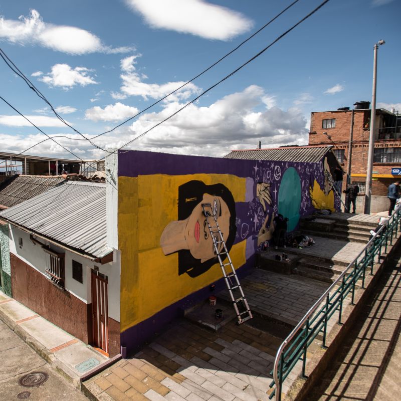 Imagen de personas en el Barrio Las Cruces de Bogotá