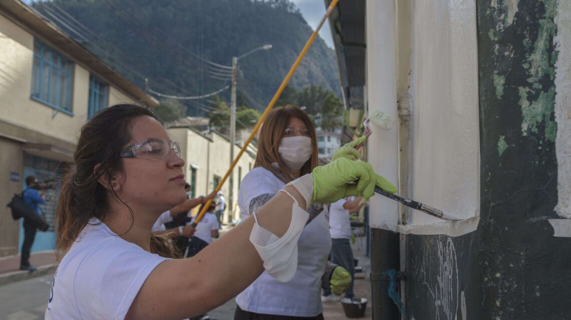 Personas pintando fachadas