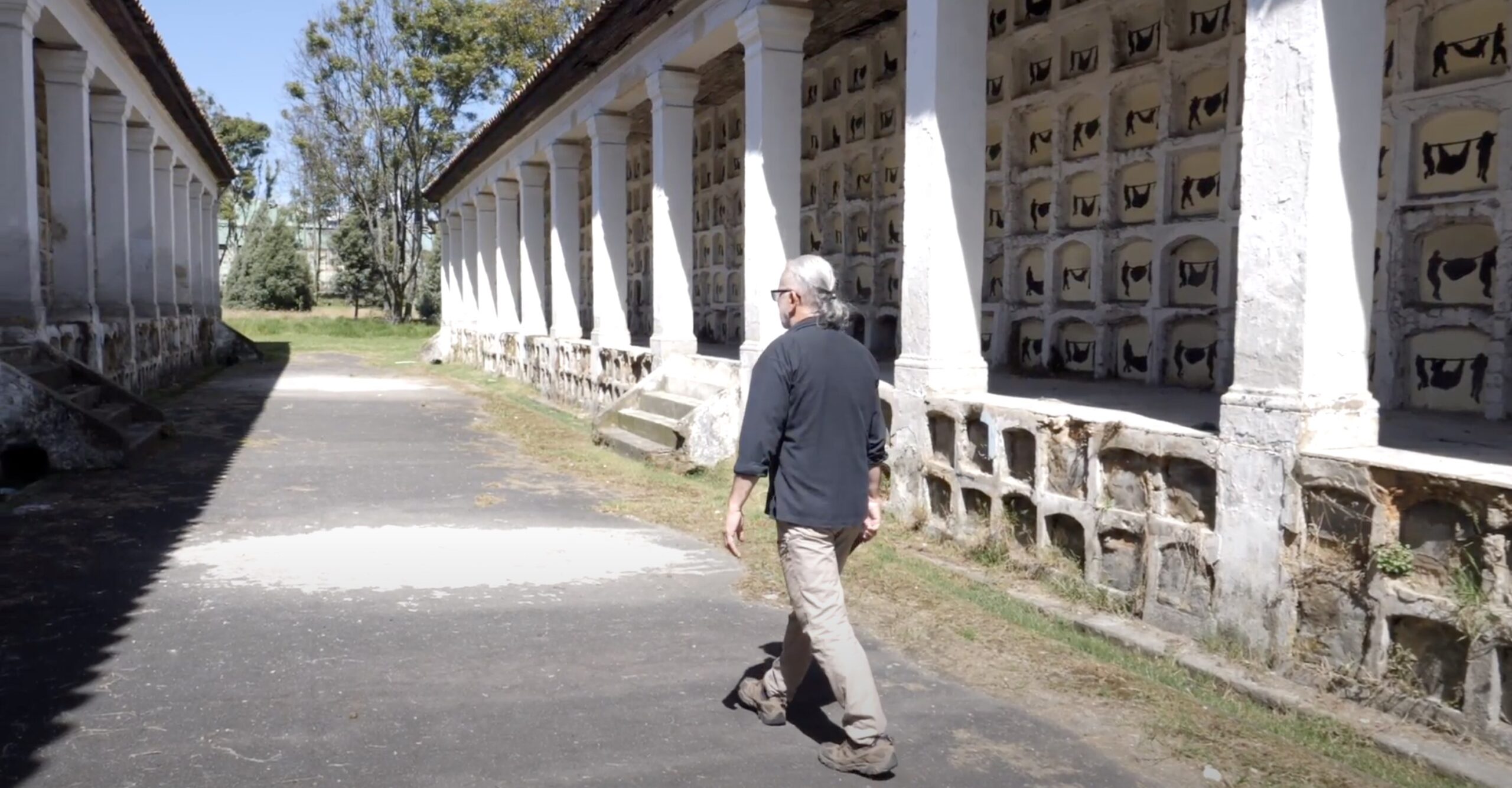 Hombre caminando por el Antiguo cementerio de pobres