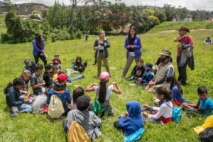 Grupo de niños en Usme aprendiendo de arqueología