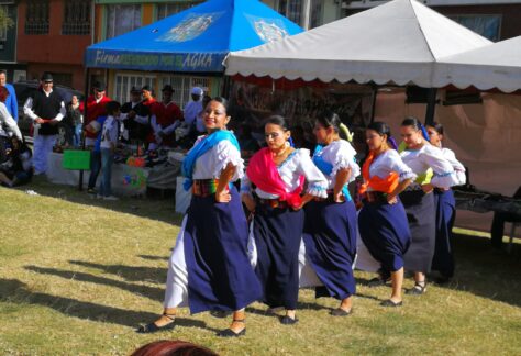 Presentación de danza tradicional de mujeres en feria de la localidad de Bosa.